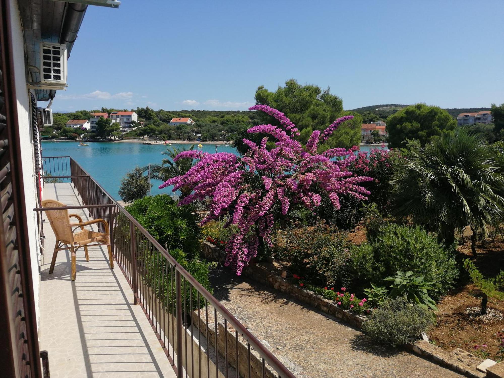 Trim Rooms And Apartments Loviste Exterior photo